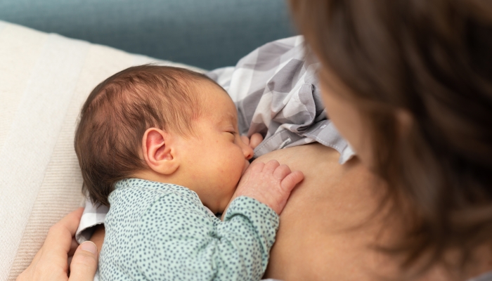 https://www.wonderbaby.org/wp-content/uploads/2022/10/Top-view-of-a-young-mother-breastfeeding-her-newborn-at-home.jpg