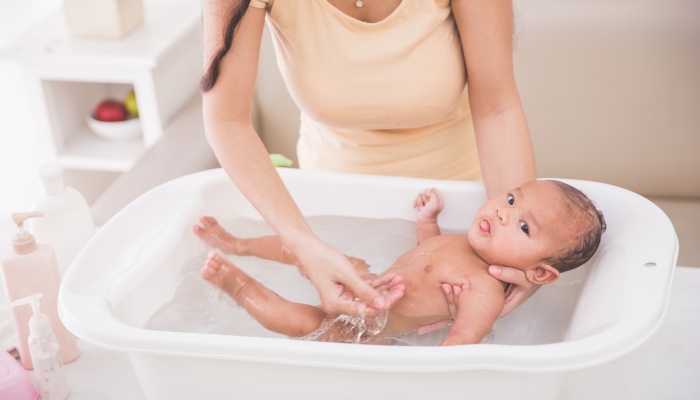 Hot Water Bath During Pregnancy: Benefits & Is It Safe or Not